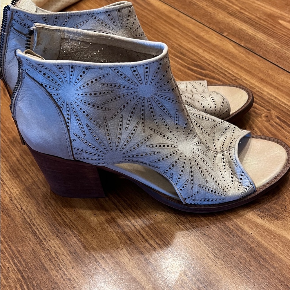 Veracruz ivory leather sandal bootie. New without biz. Size 38